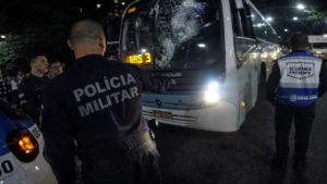 Motorista de ônibus é preso após arrastar moto por ruas do Leblon em cena que chocou o Rio