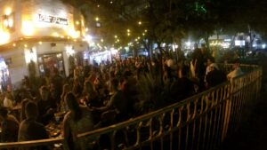 Restaurante no Leblon amplia área e ocupa calçada além do permitido