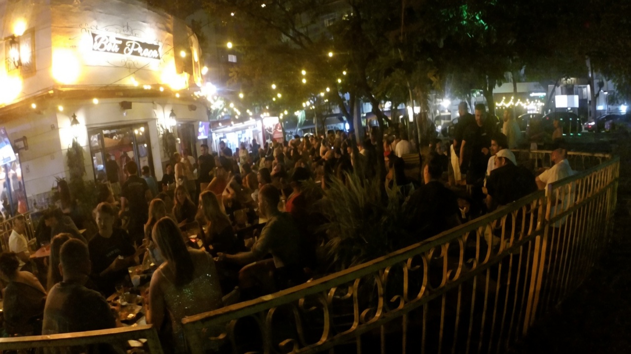 Restaurante no Leblon com mesas e grades ocupando grande parte da calçada em dia de movimento intenso