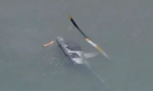 Helicóptero faz pouso forçado no mar da Barra da Tijuca e mobiliza resgate