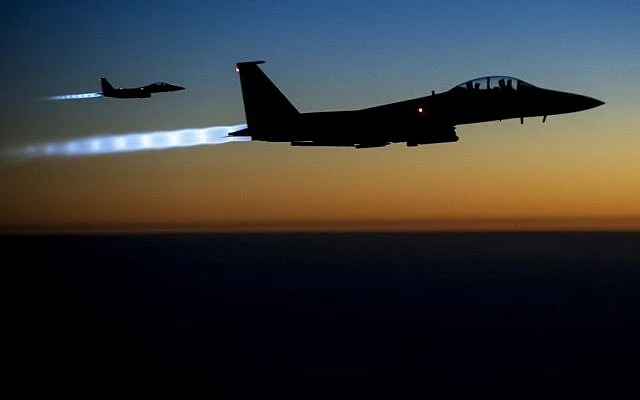 Dois caças F-15 da Força Aérea dos Estados Unidos sobrevoando região de conflito durante operação militar